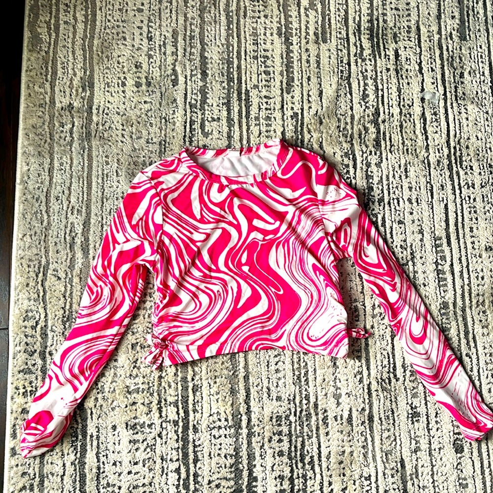 Long sleeve crop top, great for casual wear or dance.
